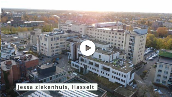 Sociaal werker op het groot scherm in het parlement